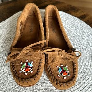 Minnetonka size 8 moccasin hand beaded in Kenya used